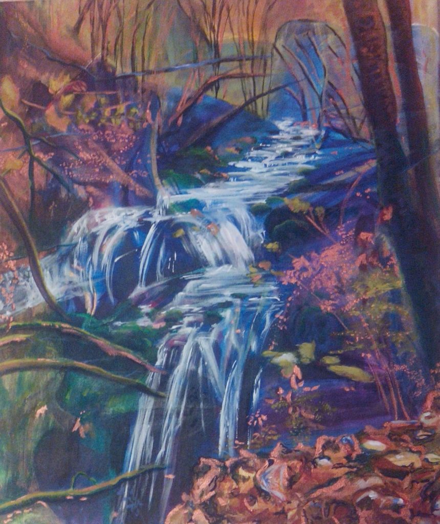 Cascade dans une forêt colorée.